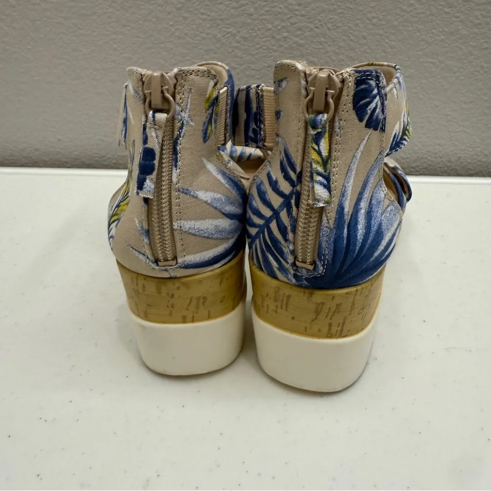 SOUL Naturalizer Goodtimes Crisscross Wedge Sandals Size 8 Tropical Blue Floral